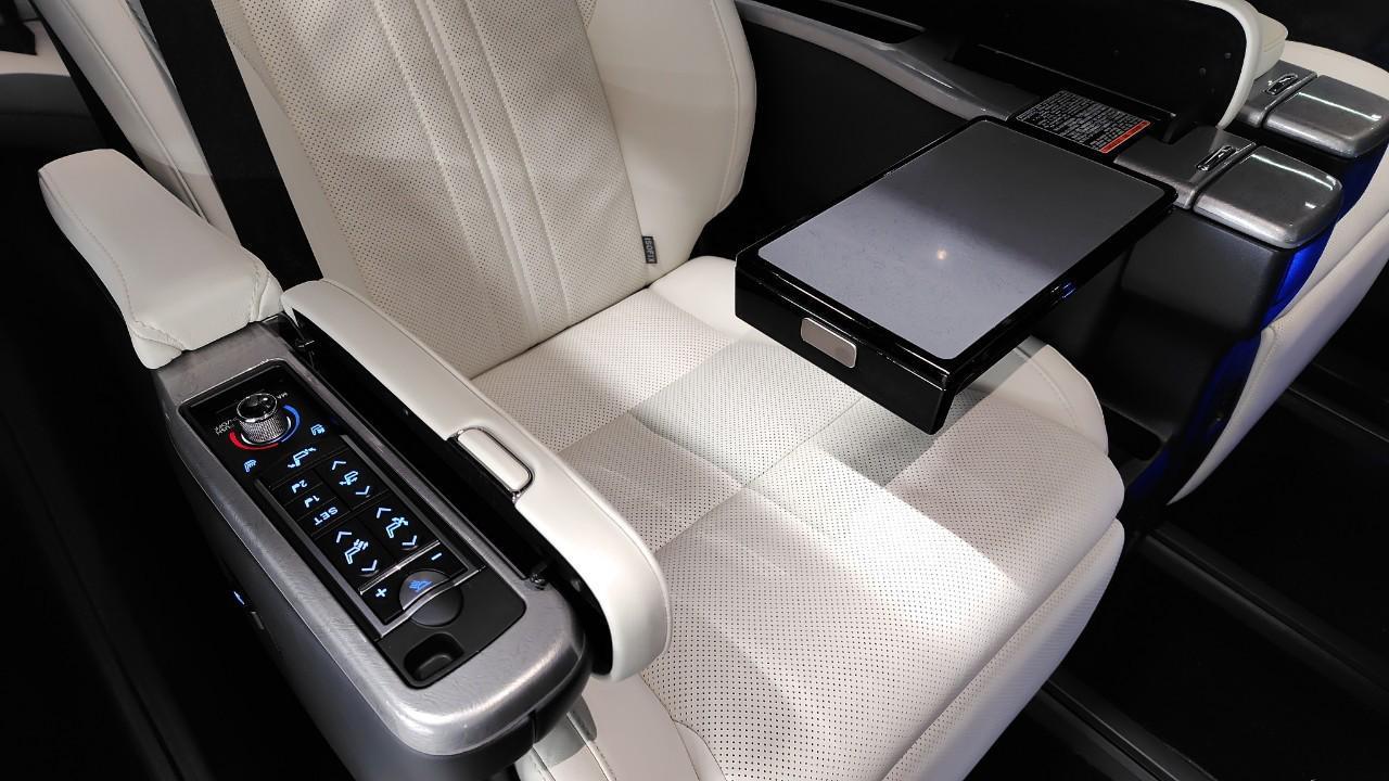 
								TOYOTA ALPHARD EXECUTIVE LOUNGE HYBRID 2019 full									