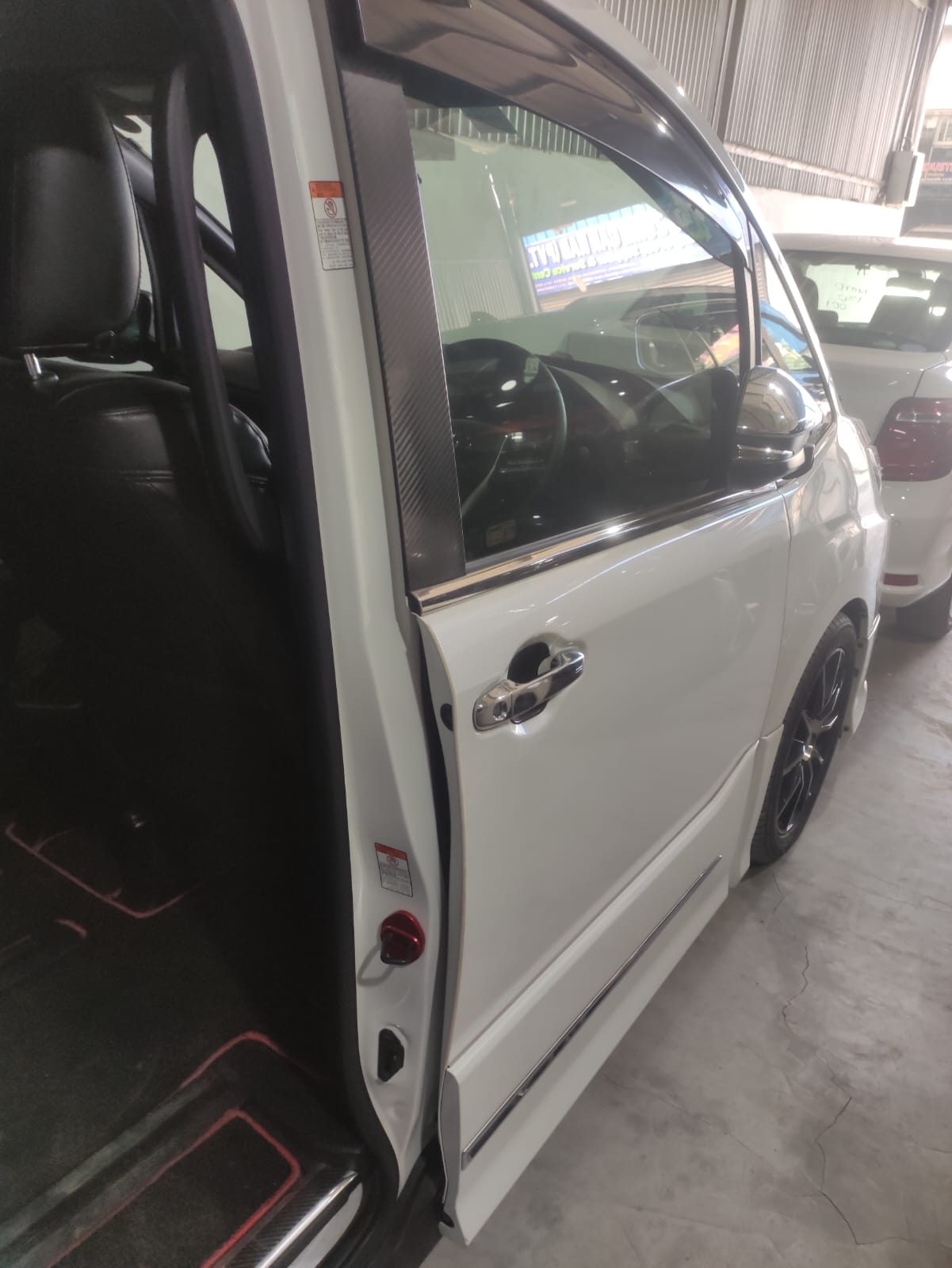 
								TOYOTA NOAH NON HYBRID 2019 full									