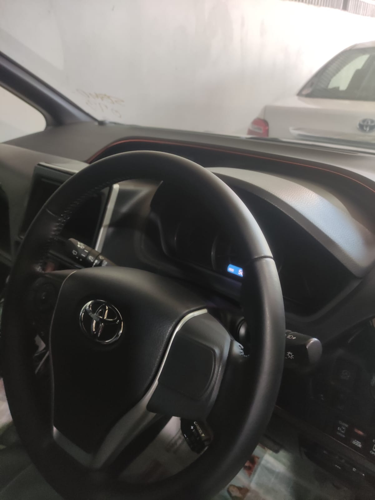 
								TOYOTA NOAH NON HYBRID 2019 full									