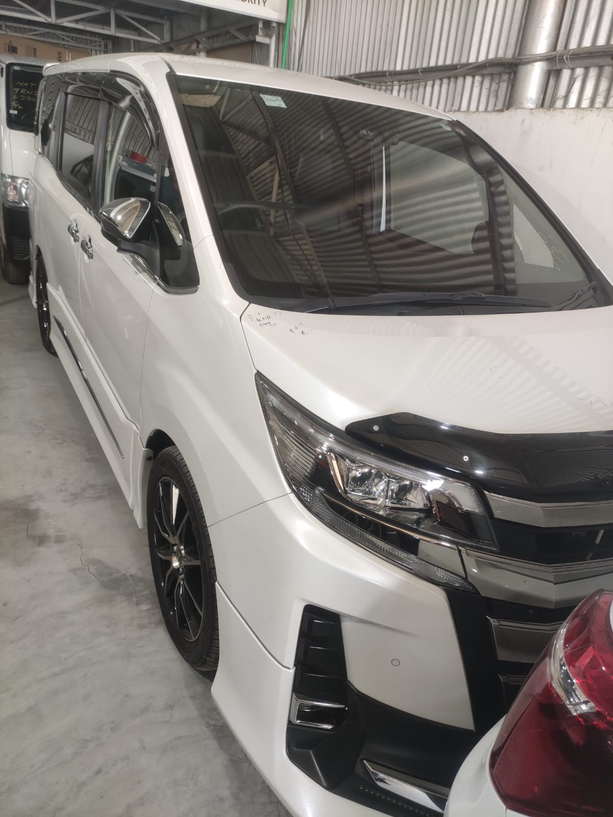 
								TOYOTA NOAH NON HYBRID 2019 full									