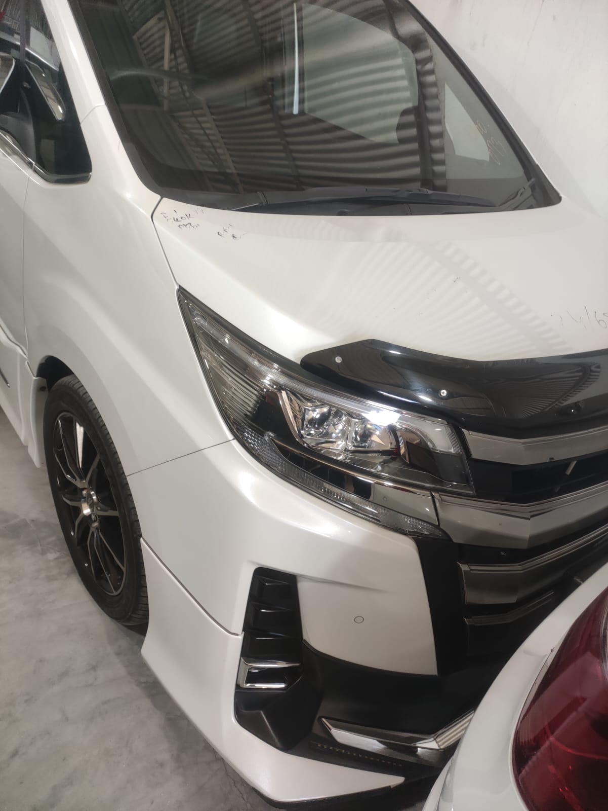 
								TOYOTA NOAH NON HYBRID 2019 full									