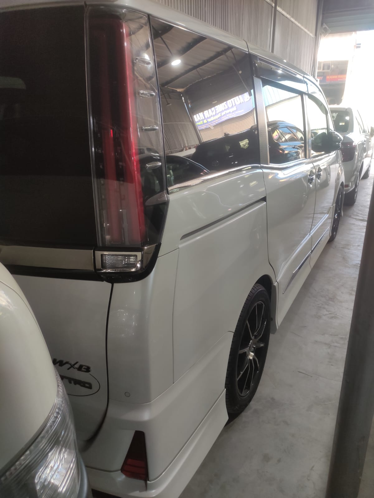 
								TOYOTA NOAH NON HYBRID 2019 full									
