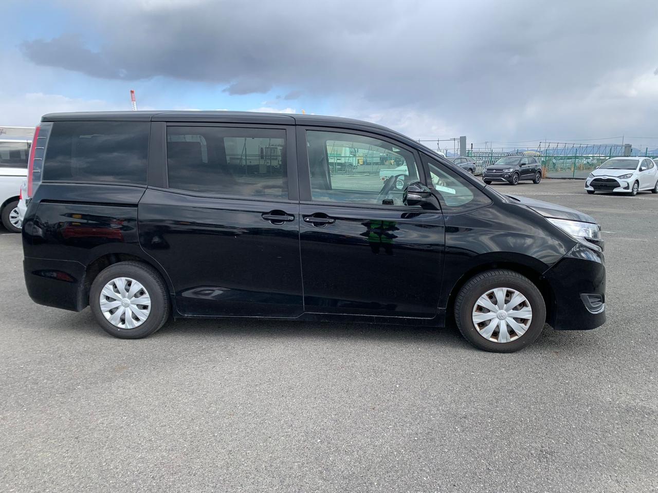 
								TOYOTA NOAH NON HYBRID 2020 full									